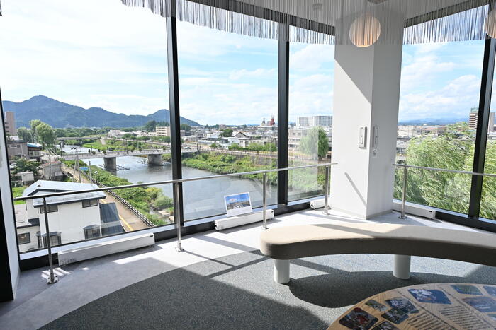 4階の大きな窓から広がるのは、ノスタルジックなまち並み