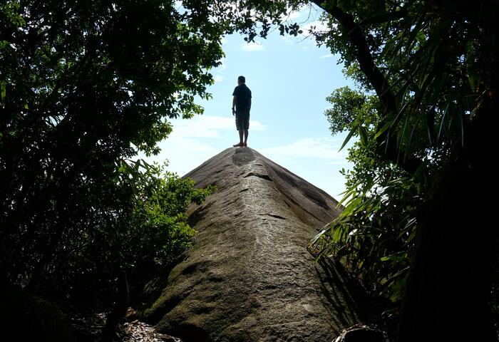 便石山の象の背に立つ、"映えスポット"