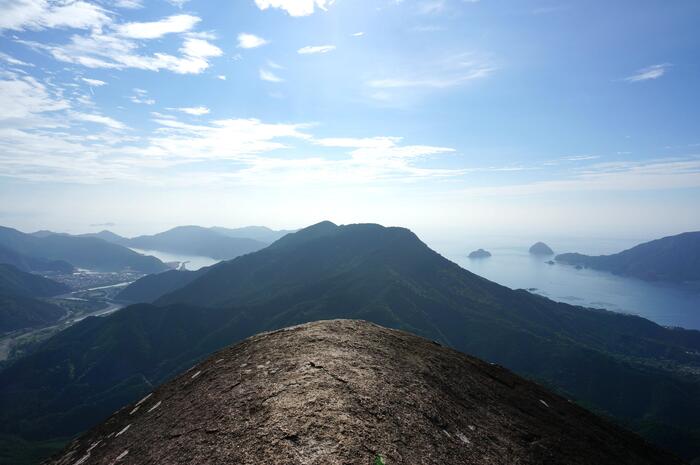 便石山山頂付近にある"象の背"の先端からは、圧倒されるほどの絶景が見られます
