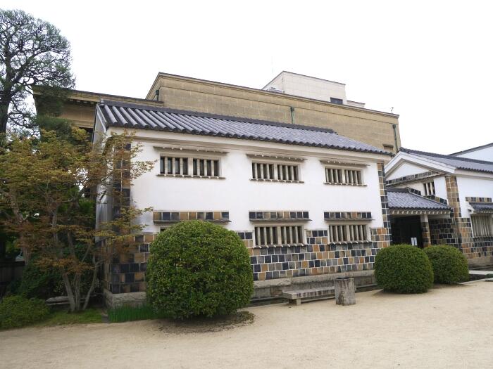 江戸時代に米蔵だった建物を利用した工芸・東洋館