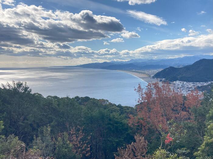 松本峠道の東屋からの眺望は、美しい七里御浜や熊野の山々の他、和歌山方面まで