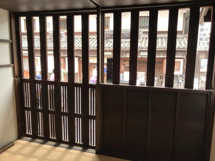 蔀戸を開けた様子。さらに倉敷格子が両開きになる