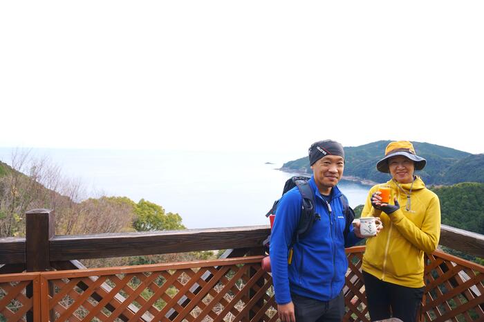 「徐福茶屋」のテラス席で、絶景と美味しいコーヒーやオレンジジュースを堪能