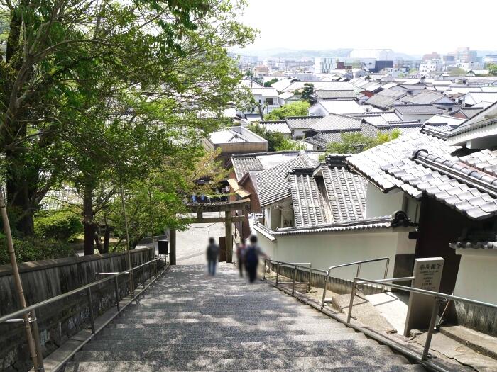 阿知神社の階段から見る倉敷美観地区の瓦屋根