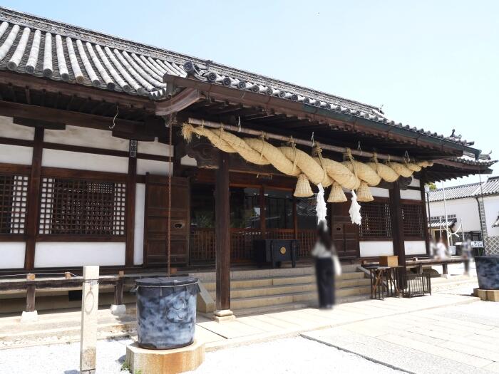 太いしめ縄が張られた拝殿