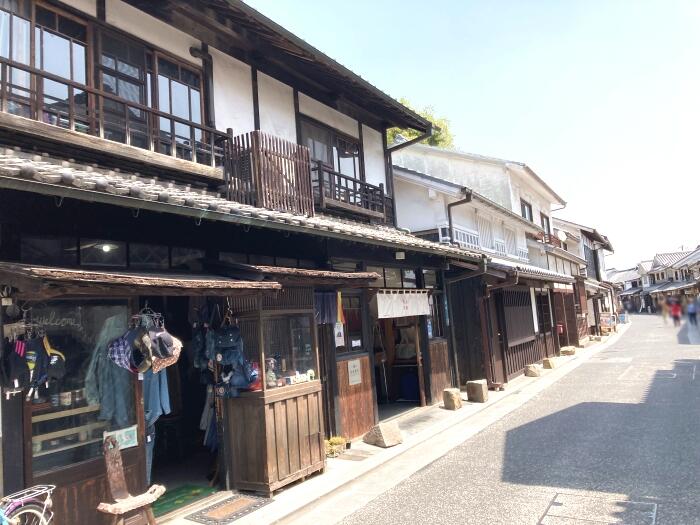 風情ある店先にデニムの服や小物が似合う