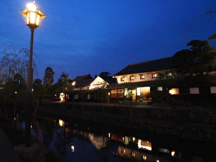 瀟洒な街灯が街並みを照らす