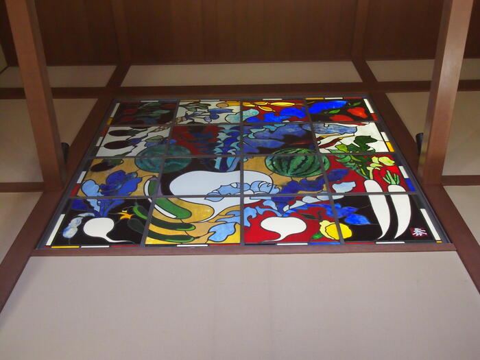 おつけものに使用する野菜が描かれたステンドグラス