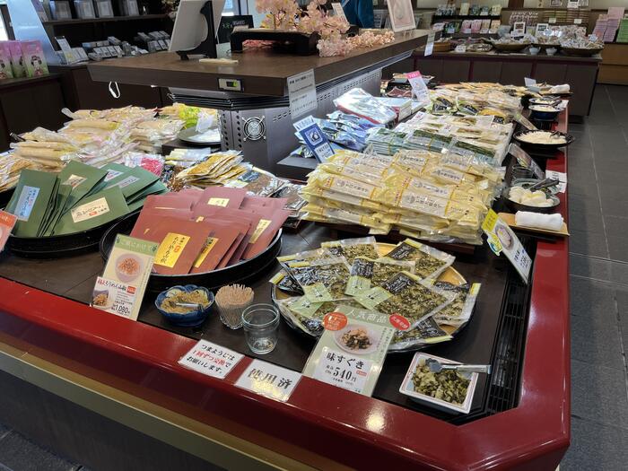 店内には常時100種類以上のつけものが並ぶ