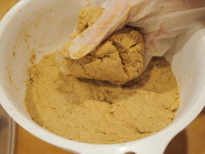 ぬか床の素と水をしっかり混ぜてぬか床作り