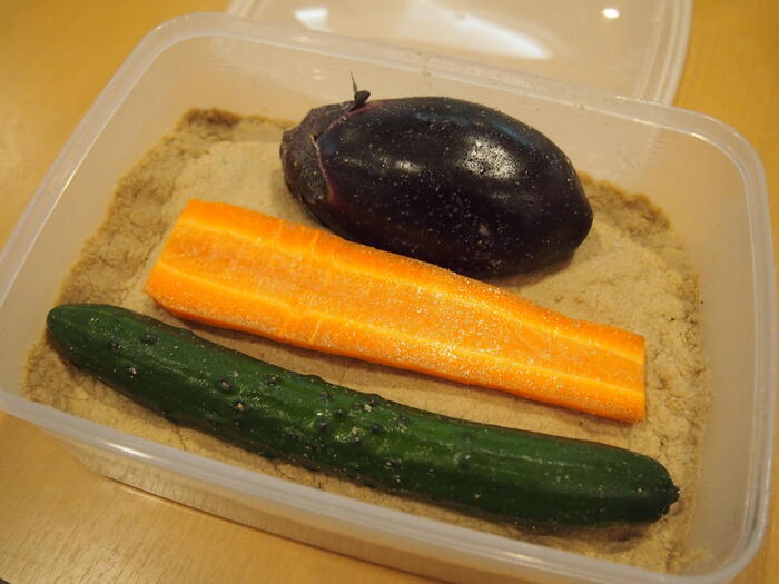 素材に合わせて塩をしっかり擦り込んで漬けます