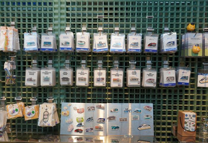 駅舎や車両をイラスト化したマグネット