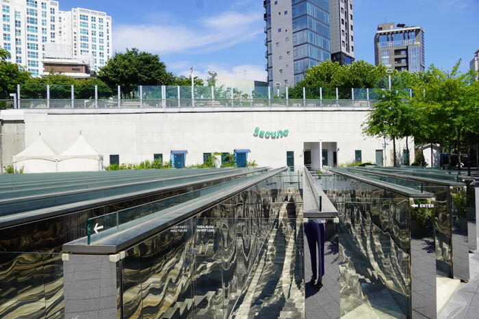 ソウル駅から南大門方面へと続く遊歩道、「ソウルロ7017」