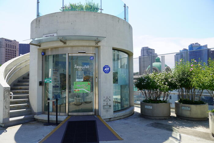 案内所にはテーブルや椅子がある