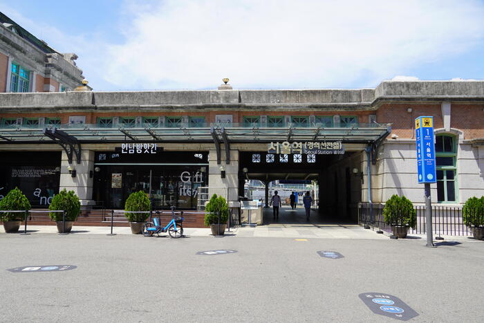 旧駅舎から続く建物にカフェ