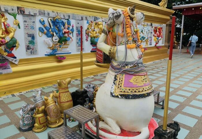 ガネーシャの前にいるネズミの左耳を塞いで右耳に「名前」と「願い事」を言うと叶えてくれる