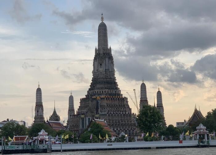 ワット・アルン」の夕暮れ時