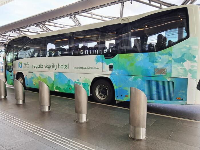 ホテル送迎バスをチェックして乗車