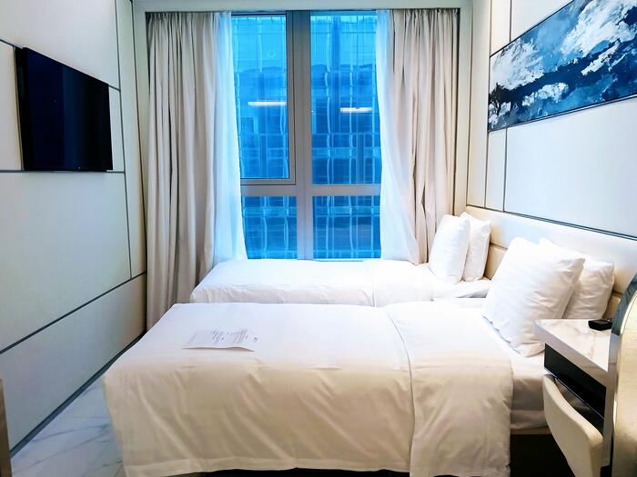 シングルベッドが一つの客室とダブルベッドが一つの客室