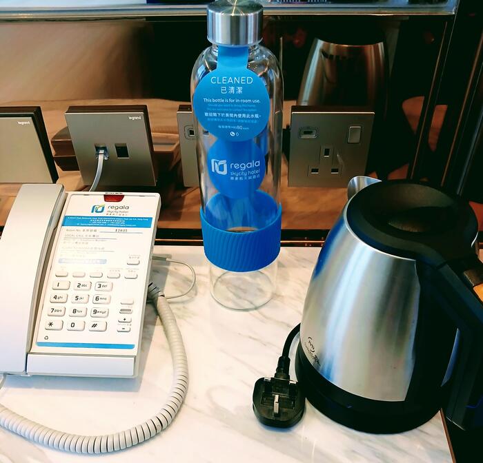 写真中央のボトルを使って水を入れる