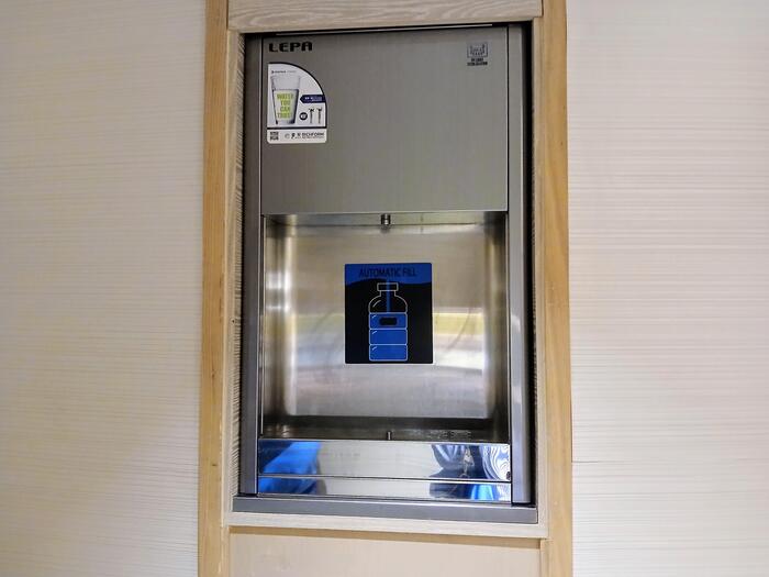 各フロアの廊下にある浄水器