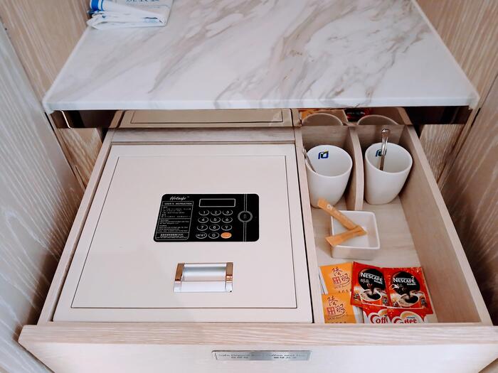 お茶セットやセーフティーボックス、冷蔵庫はクローゼットの中