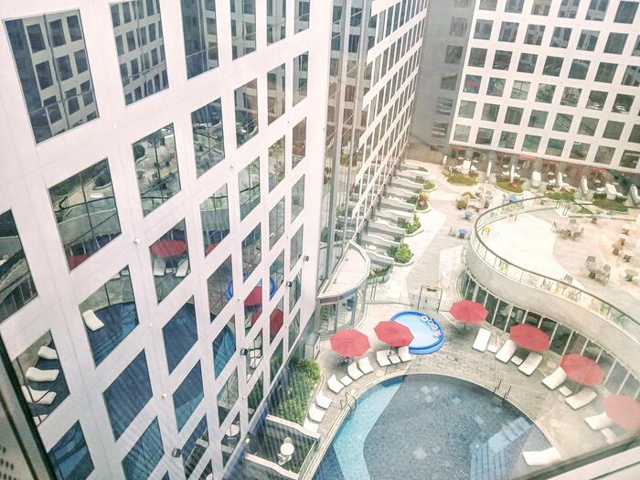 客室の窓から見たプール