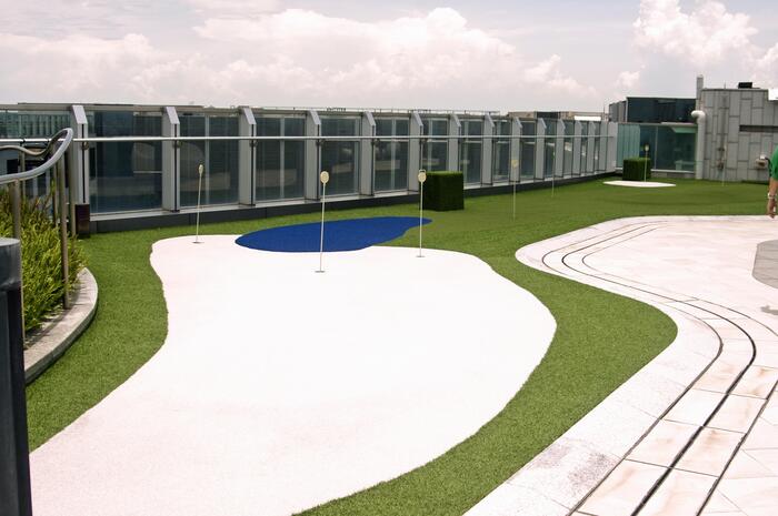 屋上庭園にはゴルフを練習場