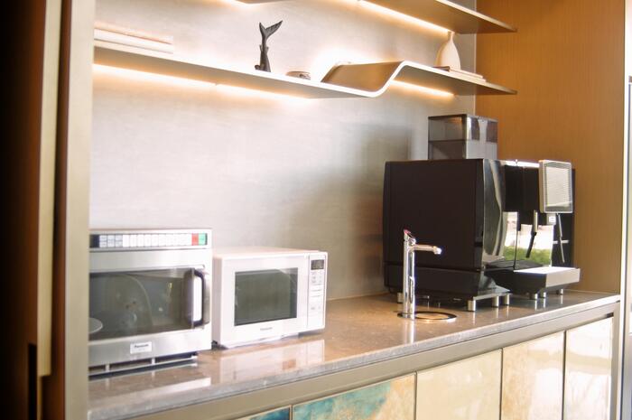 自動販売機とレンジは24時間利用できます。