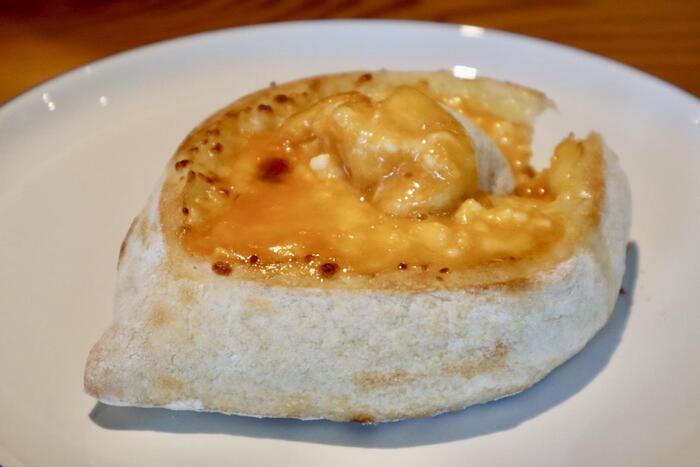 パンの端をちぎったところ