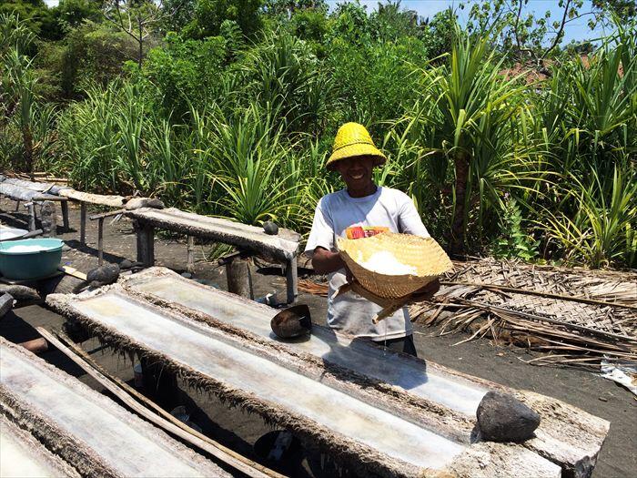 クサンバの天日採塩　笑顔のニュマンさん