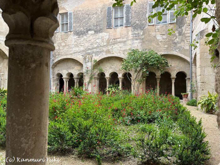 美しい11世紀の回廊