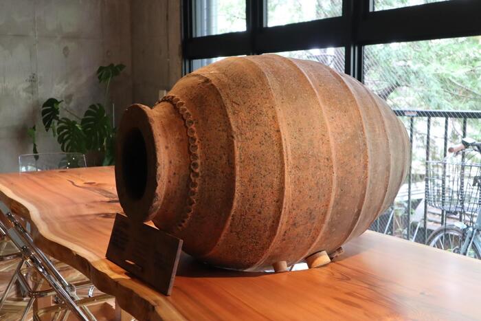 クヴェヴリが乗った日光杉のテーブル