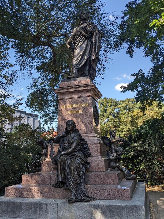 ⑦メンデルゾーン像.jpg