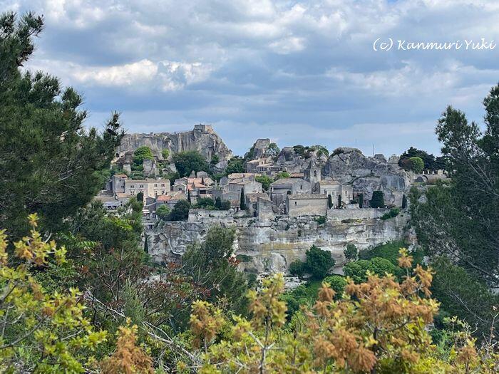 ハイキングコースから望むレ・ボー・ド・プロヴァンス