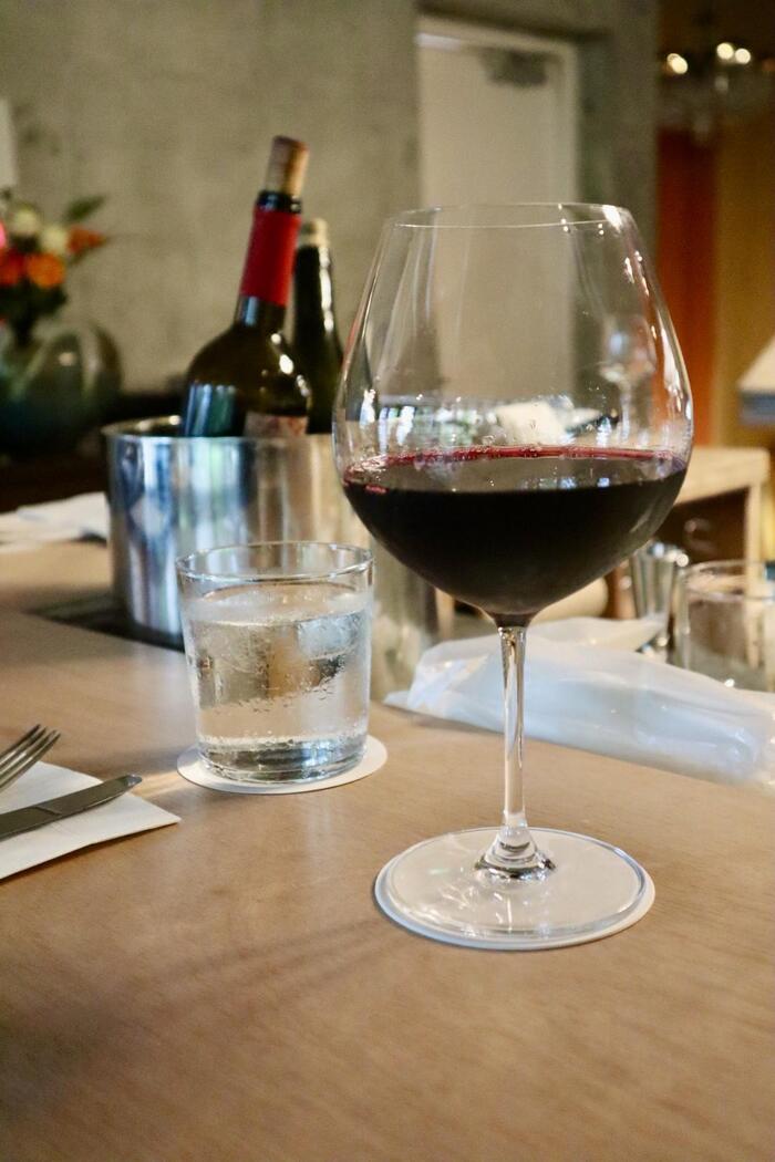 赤ワインの入ったグラス