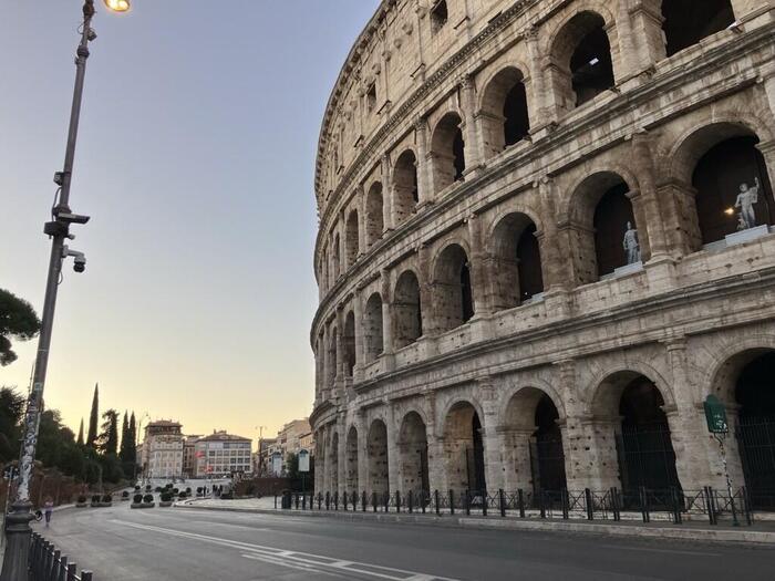 朝日に照らされたコロッセオ.jpg
