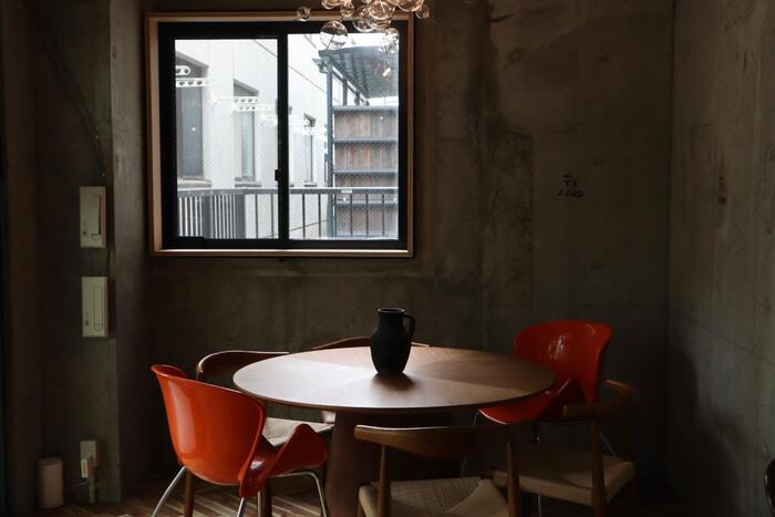 AJIKAの一角にあるテーブル席