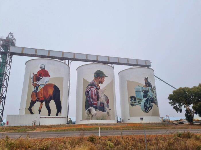 サイロという巨大キャンバスに絵が描かれているもの