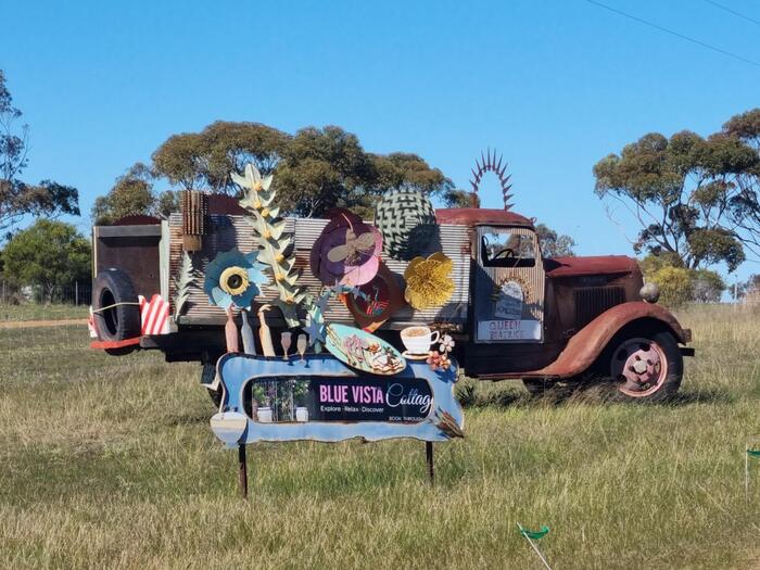 車全体をアート作品にしたもの