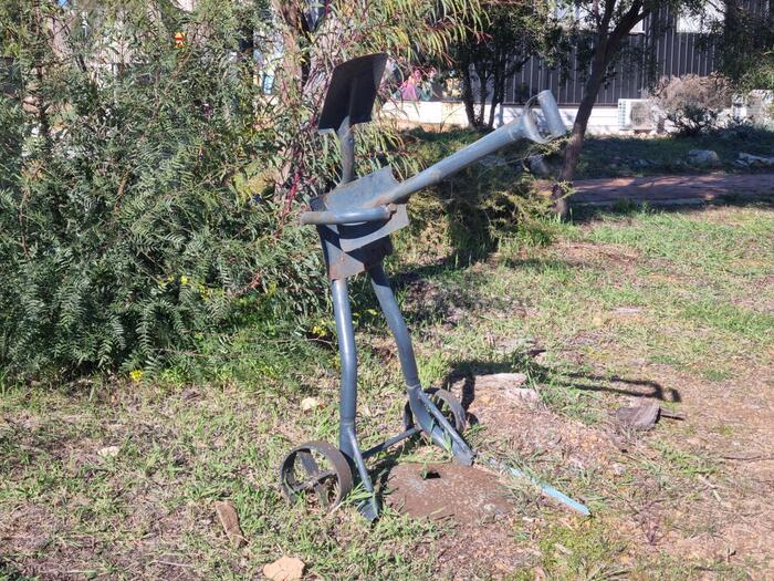 シャベルを組み合わせて作った作品