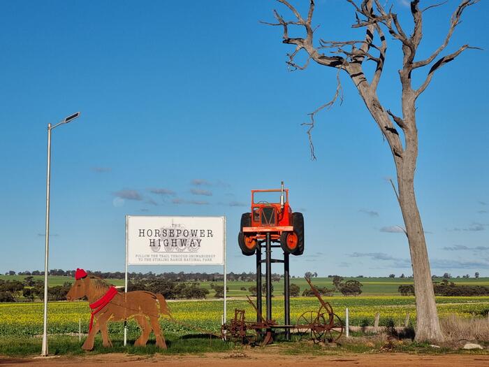 スターリングレンジ国立公園までの約75kmに個性豊かなトラクターが27台展示