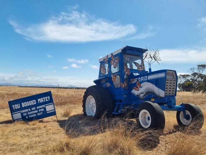 看板には『嵌ったの？人に助けを求めることは恥ずかしいことじゃないよ。』