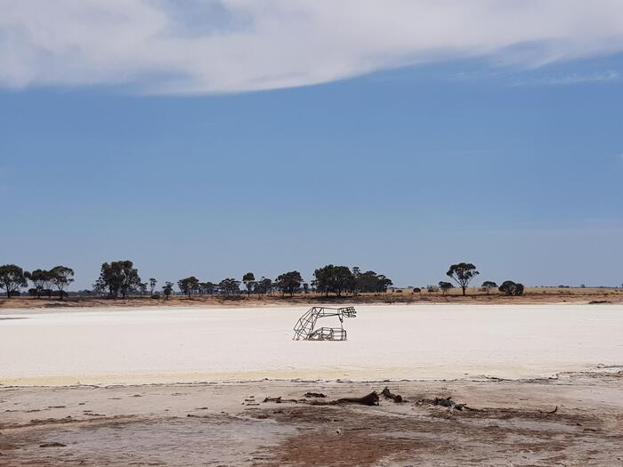 塩湖で泳ぐ人、Kondininにて