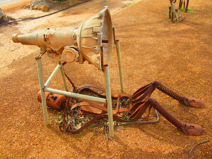 何かの修理をする人、Hydenにて