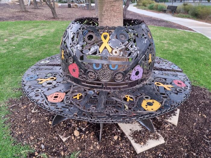 スクラップを溶接してできたベンチ、Williamsにて