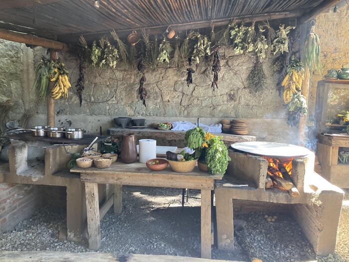 調理はオアハカ伝統の野外スタイル