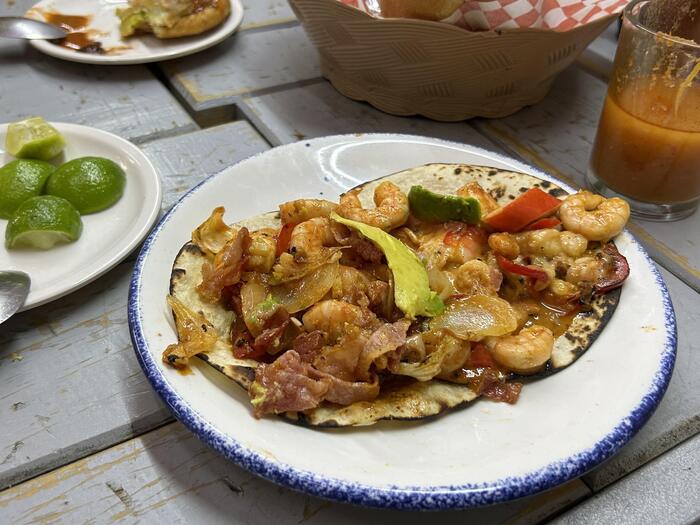 魚介類と野菜がたっぷり入ったタコス