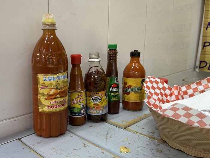 テーブルには必ずサルサが置いてあります