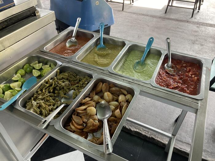 店内にサルサコーナーが設置されているお店も